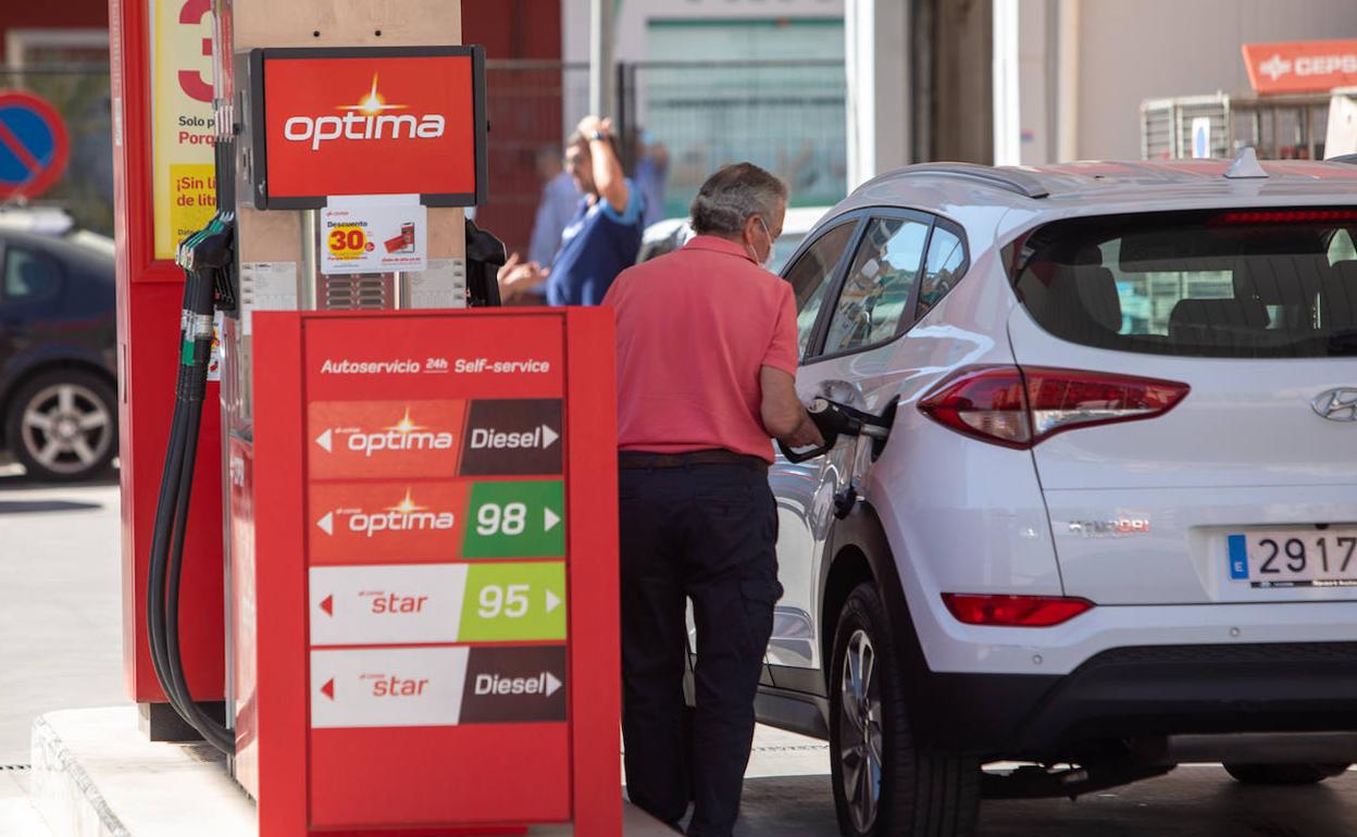 Un granadino reposta combustible en una estación de la capital en una imagen de archivo. 