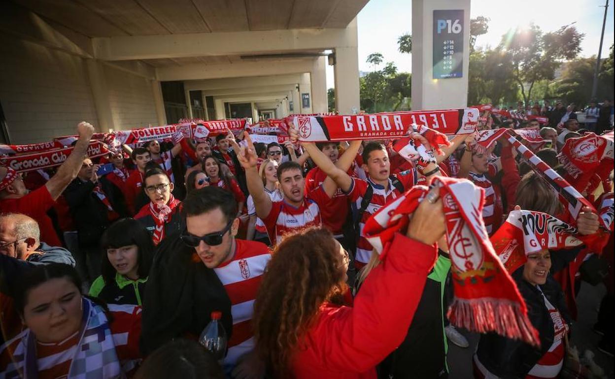 Aficionados del Granada esperan a su equipo en un desplazamiento anterior. 