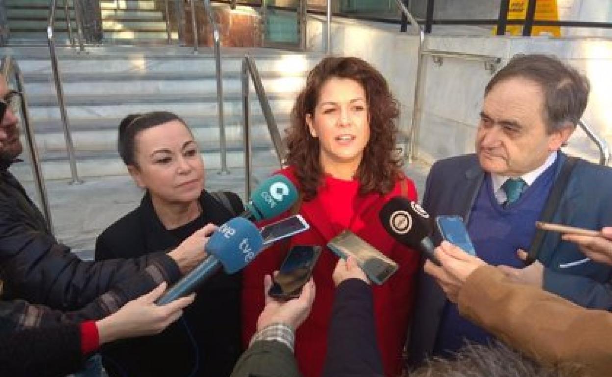 María Jesús Amate, de IU, a las puertas de la Audiencia de Almería.