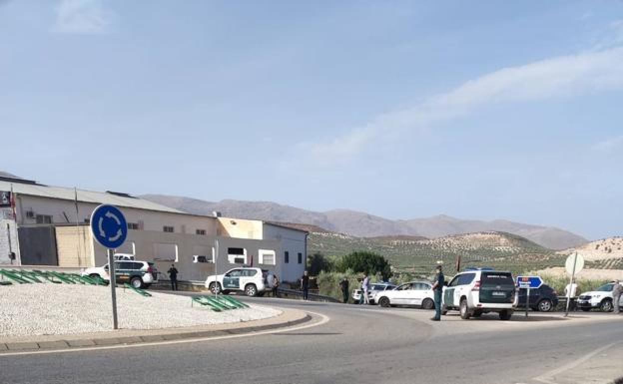 Dispositivo policial en Salar ayer durante el funeral. 