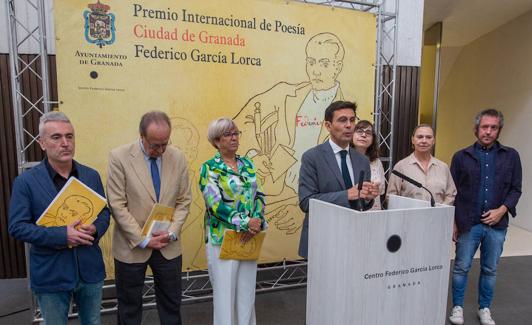 El alcalde de Granada, Francisco Cuenca, junto con representantes del jurado, tras hacer público el fallo. 