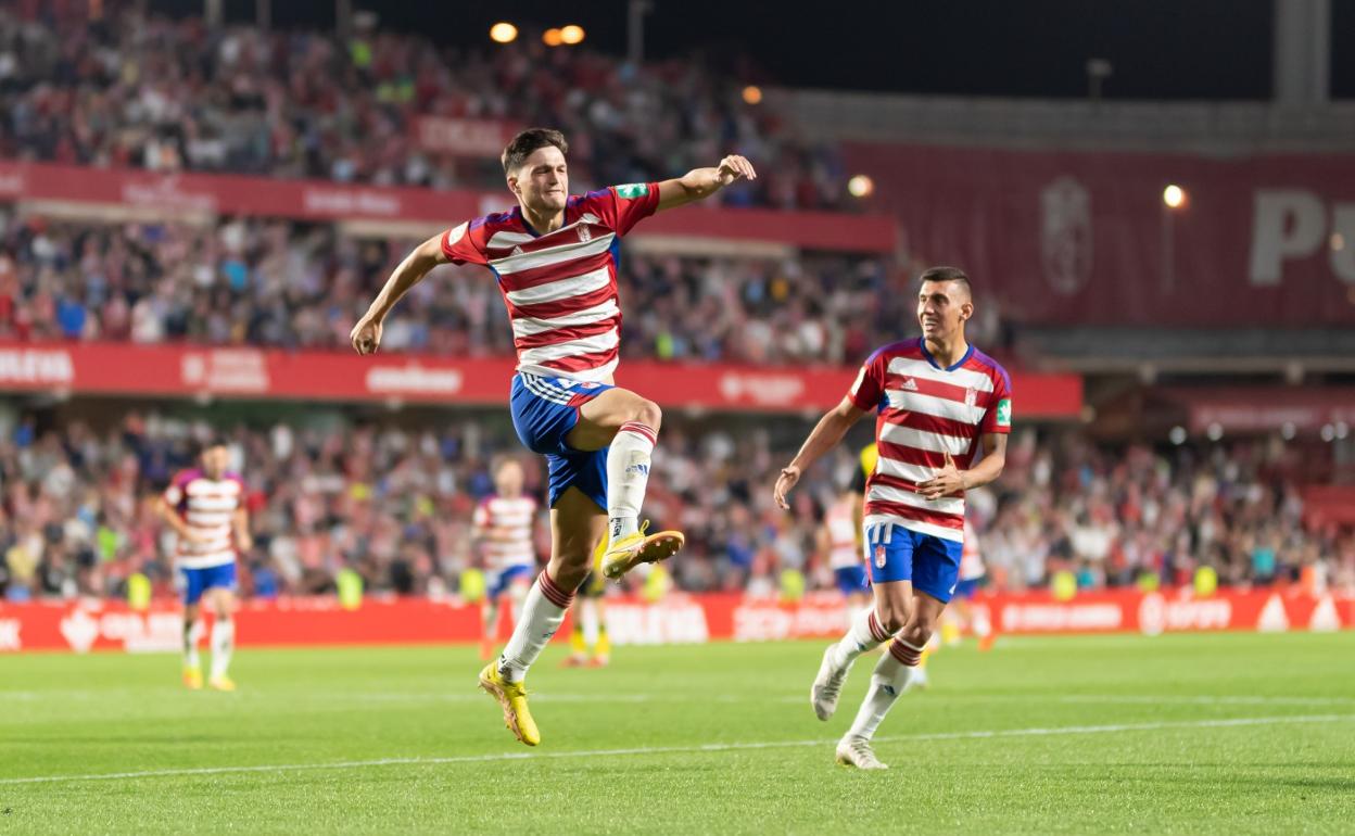 Miguel Rubio salta para celebrar su gol. 