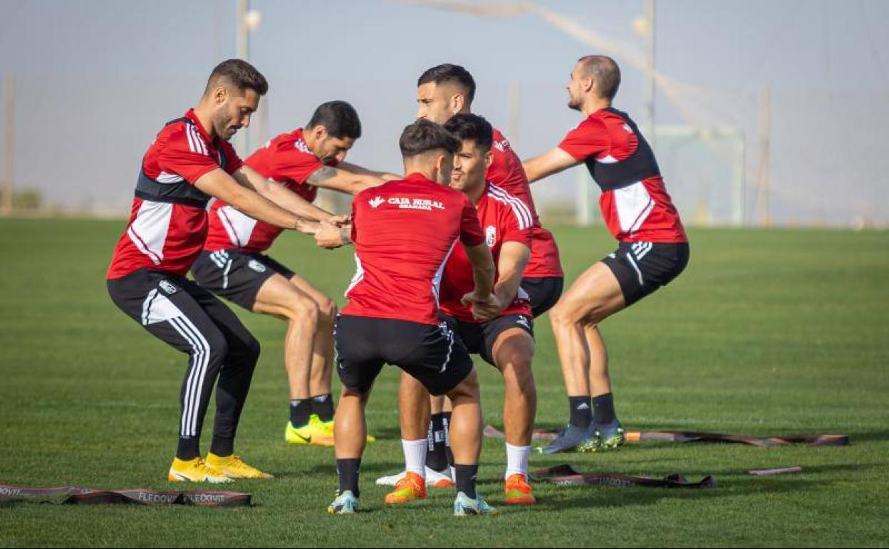 Los futbolistas del Granada estiran antes de un entrenamiento. 