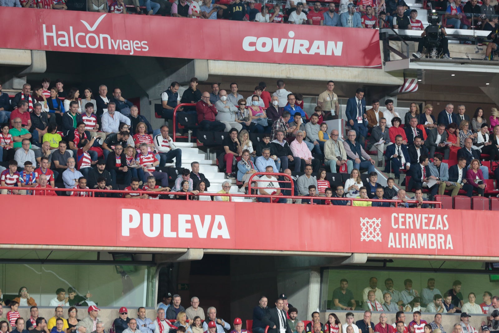 Fotos: Encuéntrate en la grada del Nuevo Los Cármenes en el Granada-Zaragoza