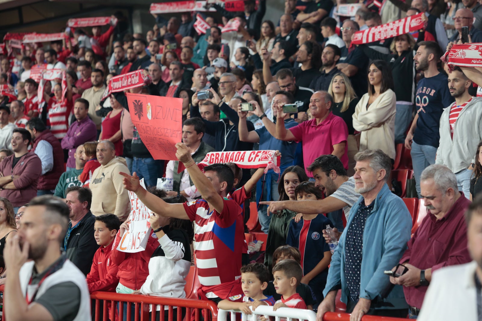Fotos: Encuéntrate en la grada del Nuevo Los Cármenes en el Granada-Zaragoza