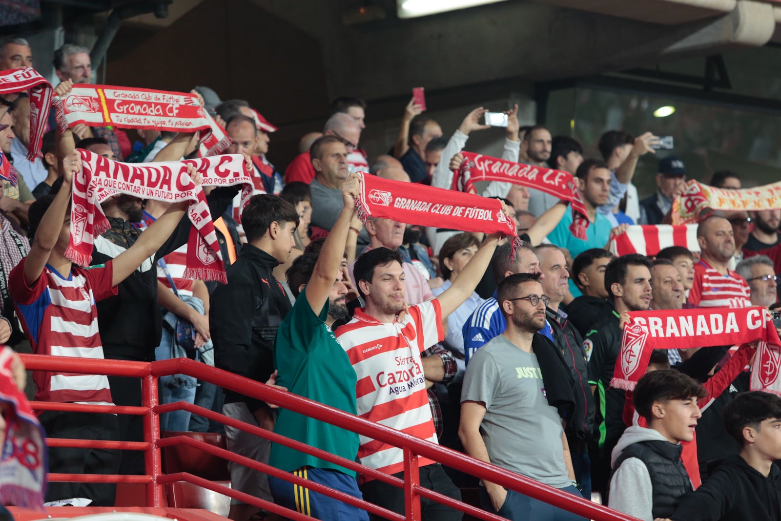 Fotos: Encuéntrate en la grada del Nuevo Los Cármenes en el Granada-Zaragoza