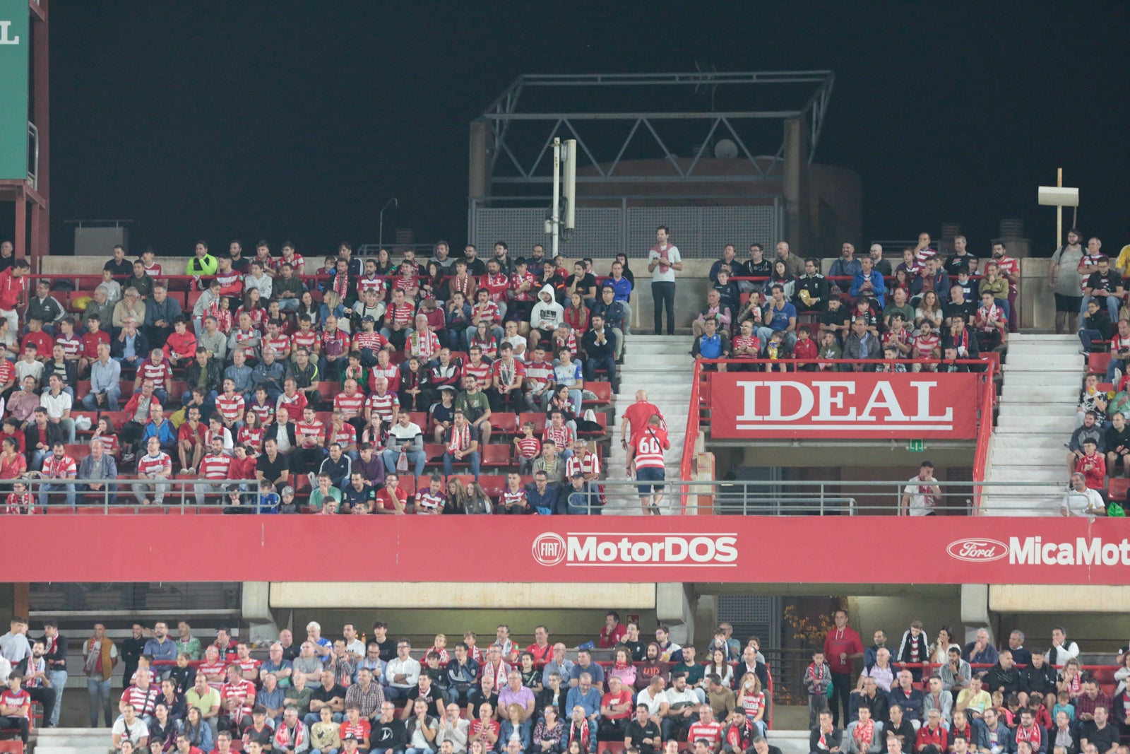 Fotos: Encuéntrate en la grada del Nuevo Los Cármenes en el Granada-Zaragoza