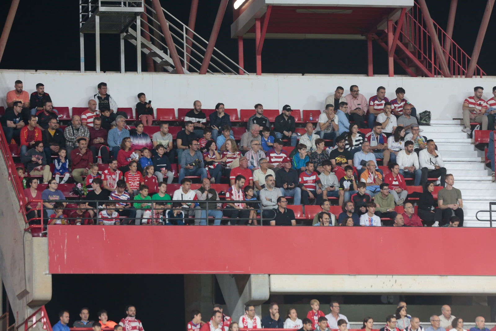 Fotos: Encuéntrate en la grada del Nuevo Los Cármenes en el Granada-Zaragoza