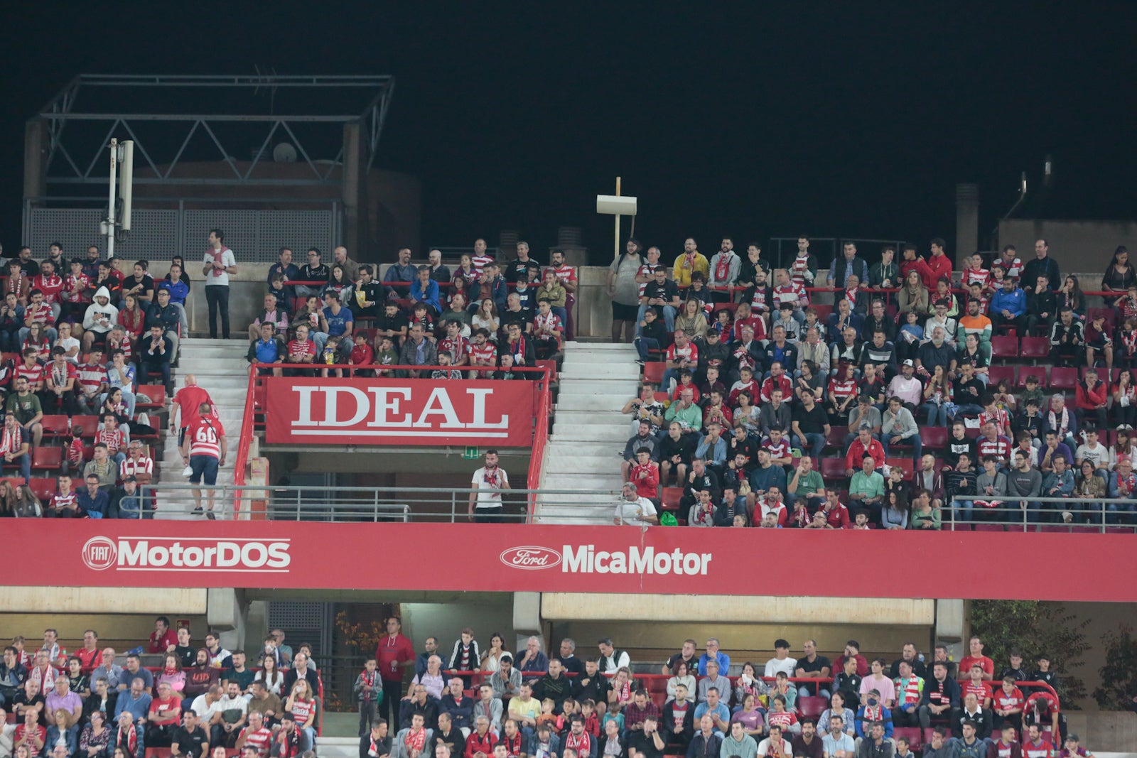 Fotos: Encuéntrate en la grada del Nuevo Los Cármenes en el Granada-Zaragoza
