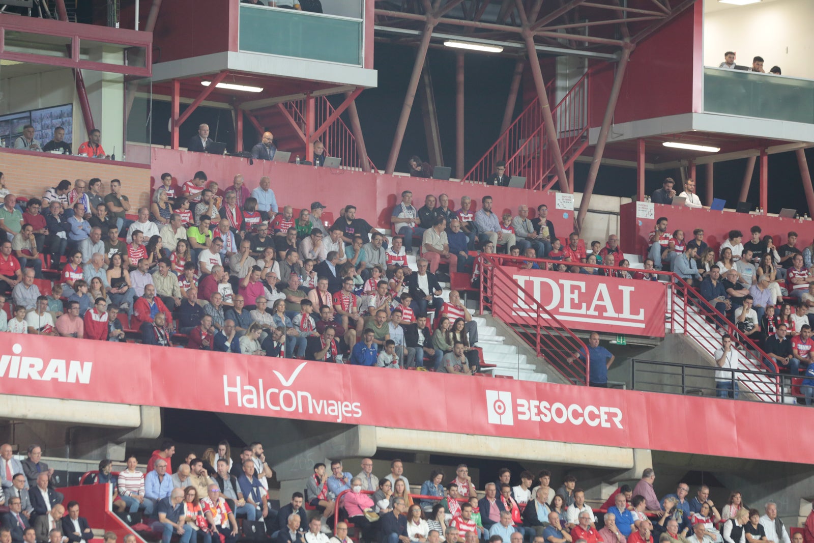Fotos: Encuéntrate en la grada del Nuevo Los Cármenes en el Granada-Zaragoza