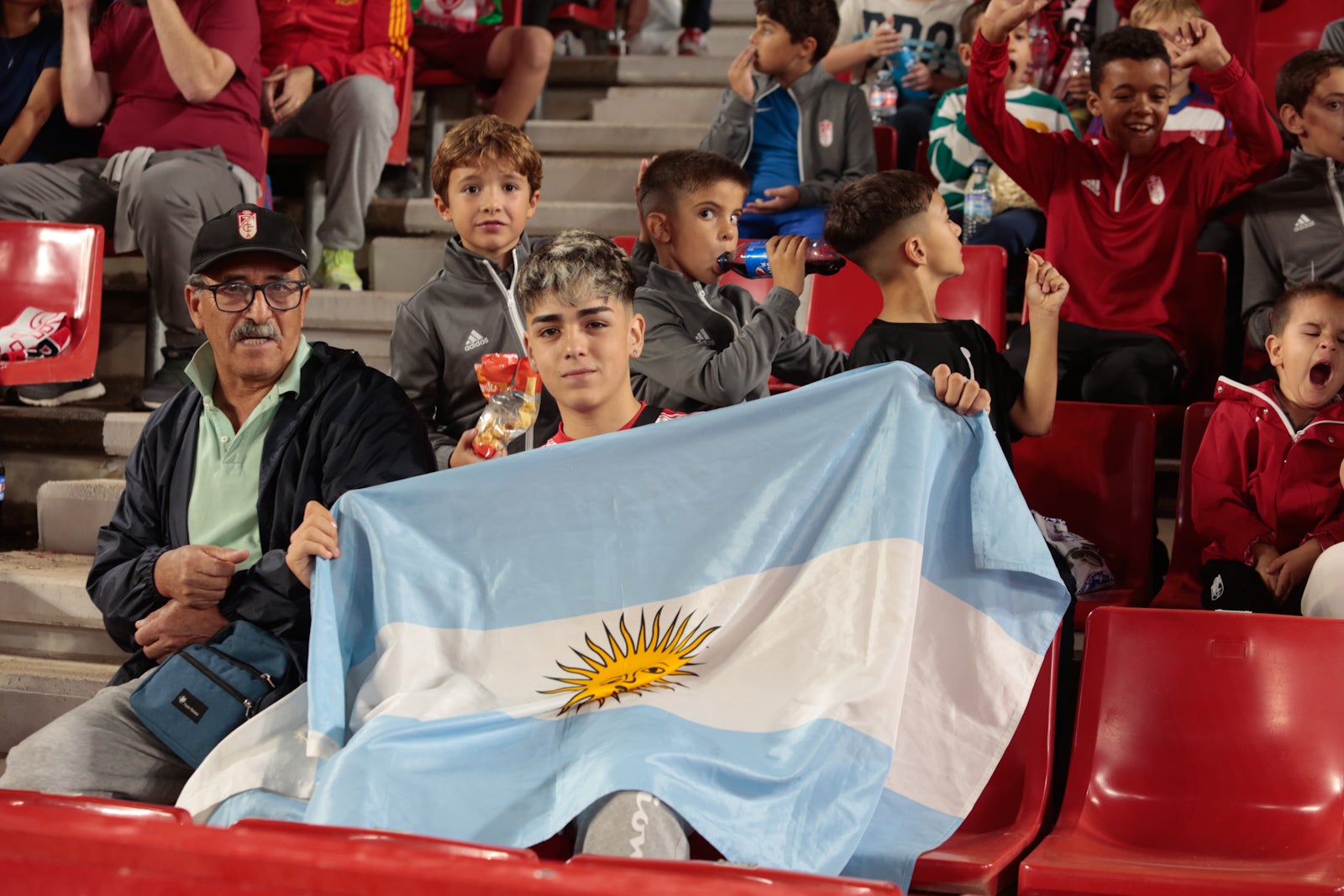 Fotos: Encuéntrate en la grada del Nuevo Los Cármenes en el Granada-Zaragoza