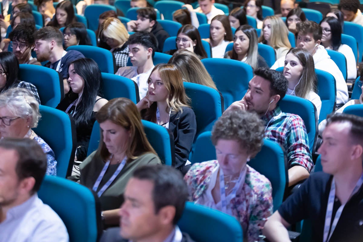 Las imágenes del público asistente este viernes al evento divulgativo sobre Inteligencia Artificial