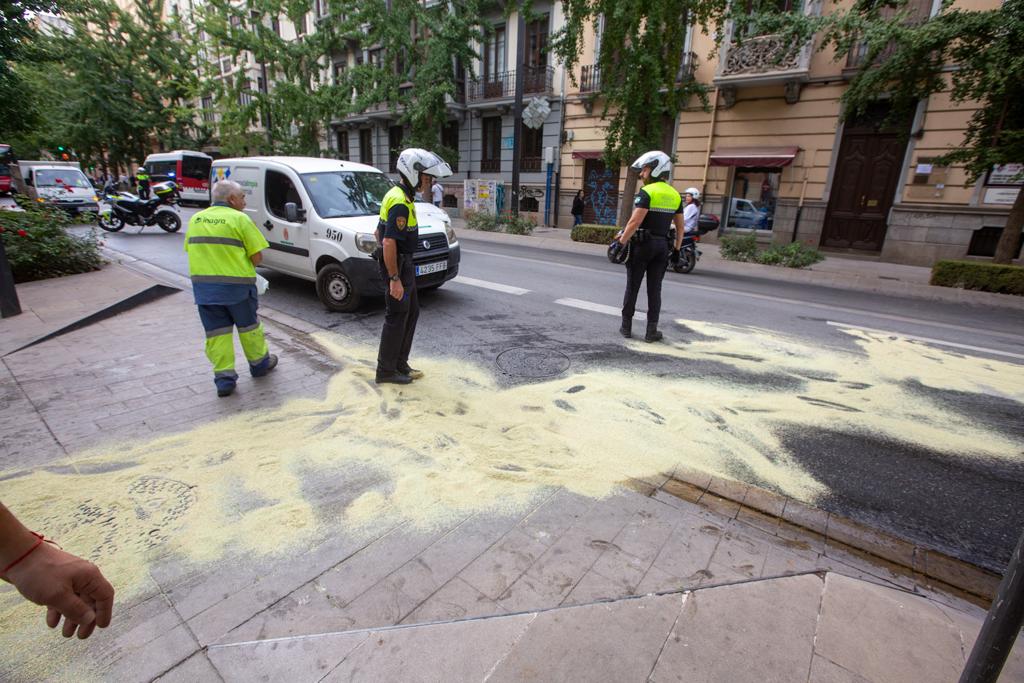 Un reguero de aceite en Gran Vía provoca la caída de varios motoristas