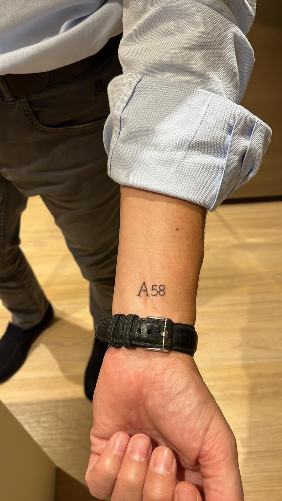 Imagen secundaria 1 - Arriba, Juanma Moreno se fotografía con el equipo de Babiere 27. Abajo muestra el tatuaje.