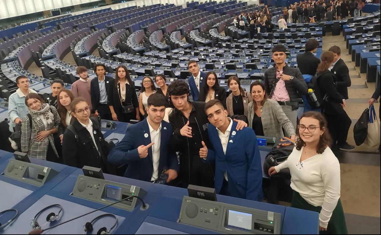 Los alumnos del IES Severo Ochoa, antes de tomar asiento en el hemiciclo de Parlamento Europeo. 