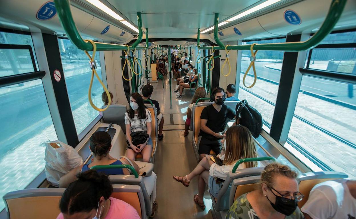 Pasajeros en el metro de Granada. 