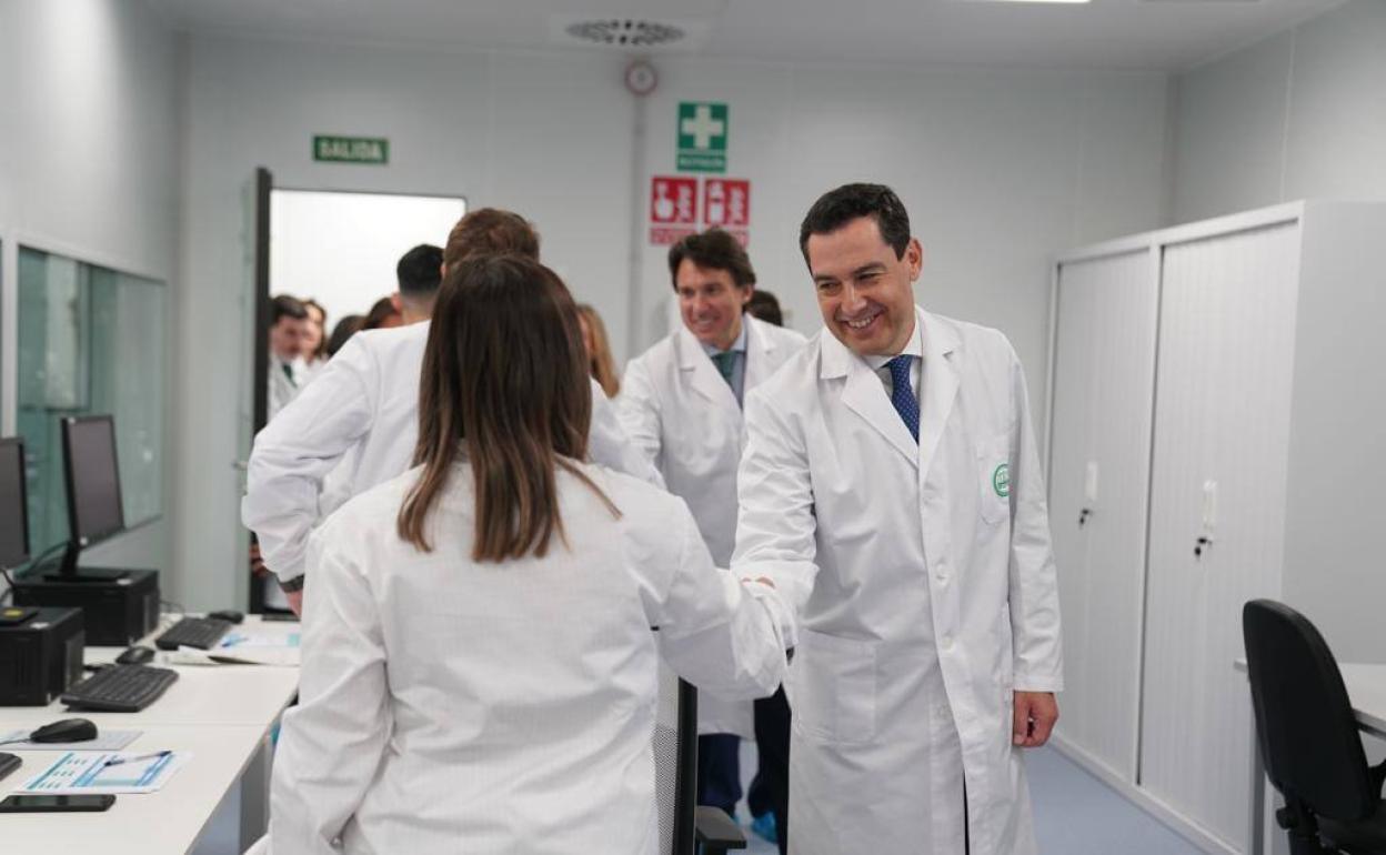 El presidente de la Junta, Juanma Moreno, durante la visita a la planta de Rovi en Escúzar. 