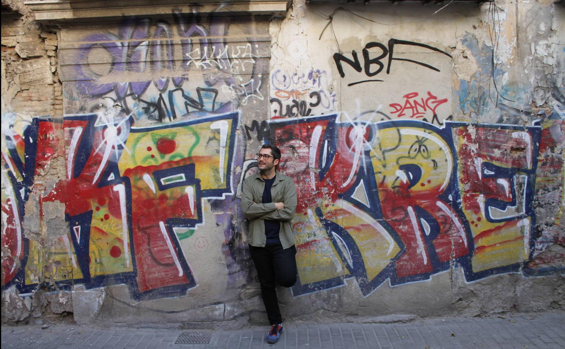 Antonio M. Arenas descansa sobre un muro abandonado, en el barrio de Trinidad. J. E. Cabrero