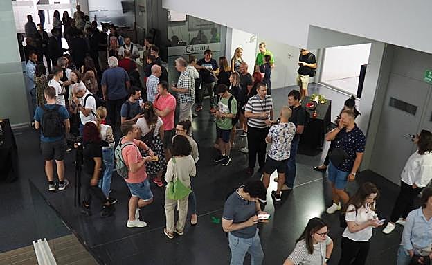 Imagen principal - Diferentes imágenes de la bienvenida a los profesionales de T-Systems en Cámara Granada. 