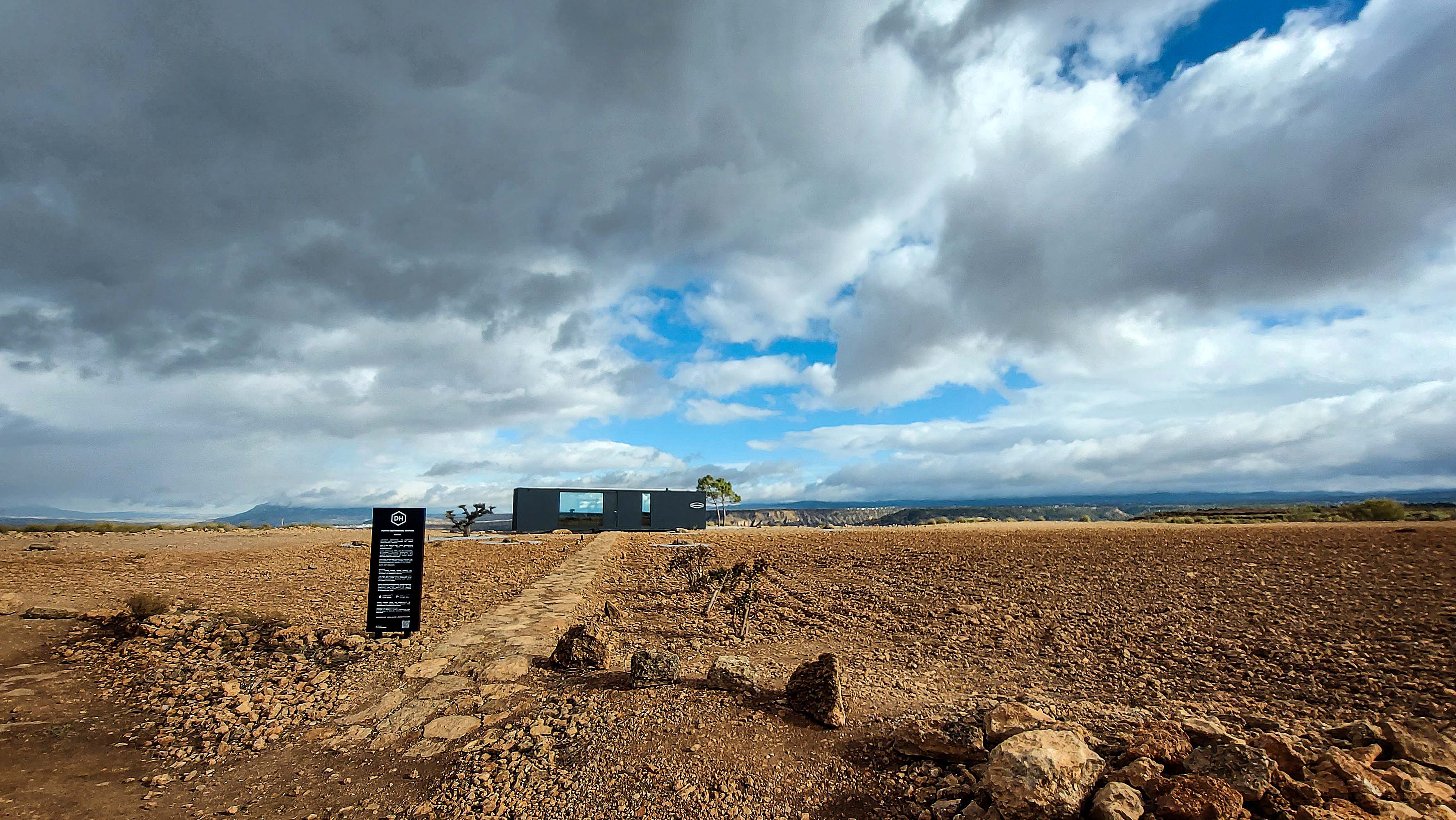 Situado en el puntal de Bácor, la instalación tiene capacidad para cuatro personas y se trata de un alojamiento totalmente autosuficiente
