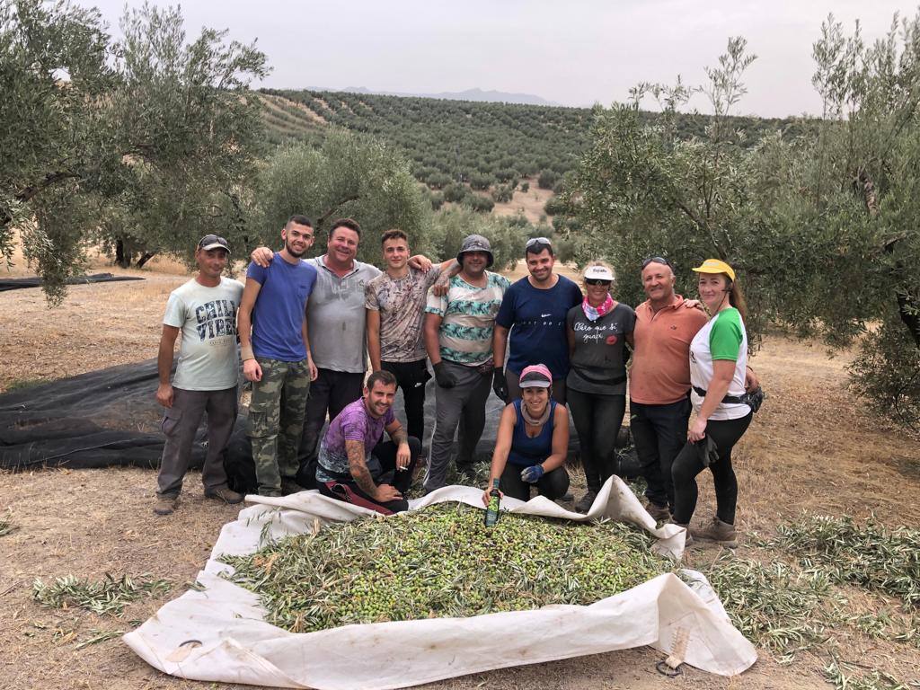 Foto de familia de una cuadrilla de Puerta de Las Villas, del Parque de Cazorla, Segura y Las Villas, con su presidente, tercero por la izquierda.