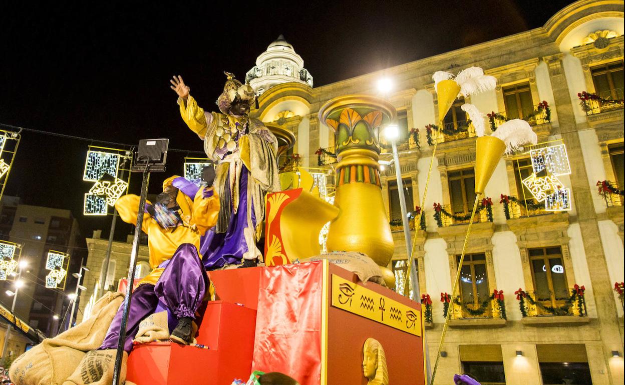 Imagen de archivo de una de las carrozas de la Cabalgata de Reyes Magos de Almería. 