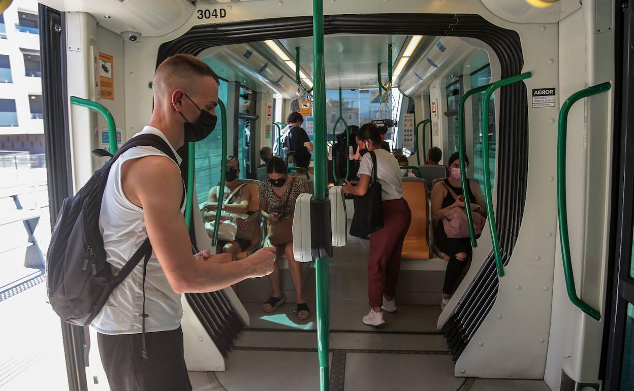 Un usuario accede a uno de los vagones del metro de Granada