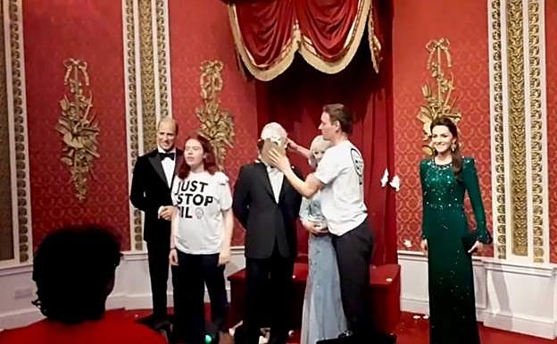 Activistas lanzan pasteles contra la figura de Carlos III en el museo Madame Tussauds de Londres
