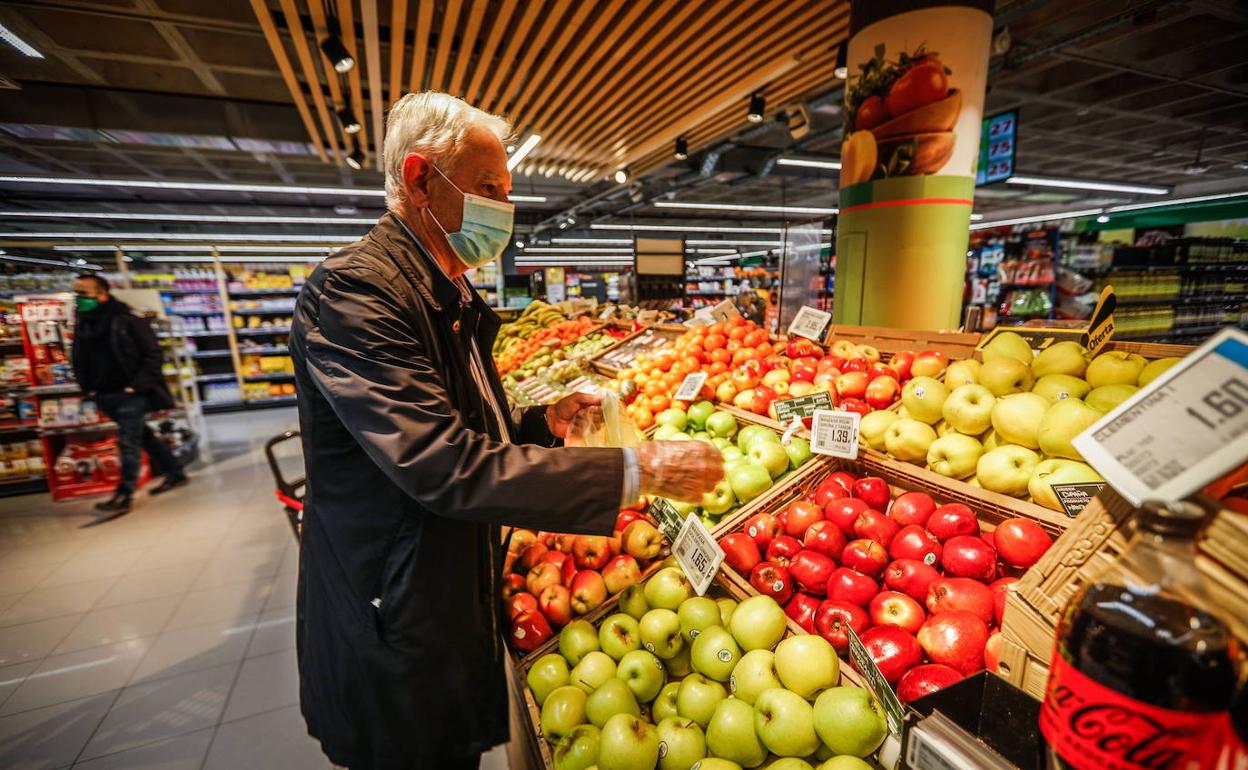 Supermercados que ofrecen descuentos de hasta 50% en productos cerca de caducar.