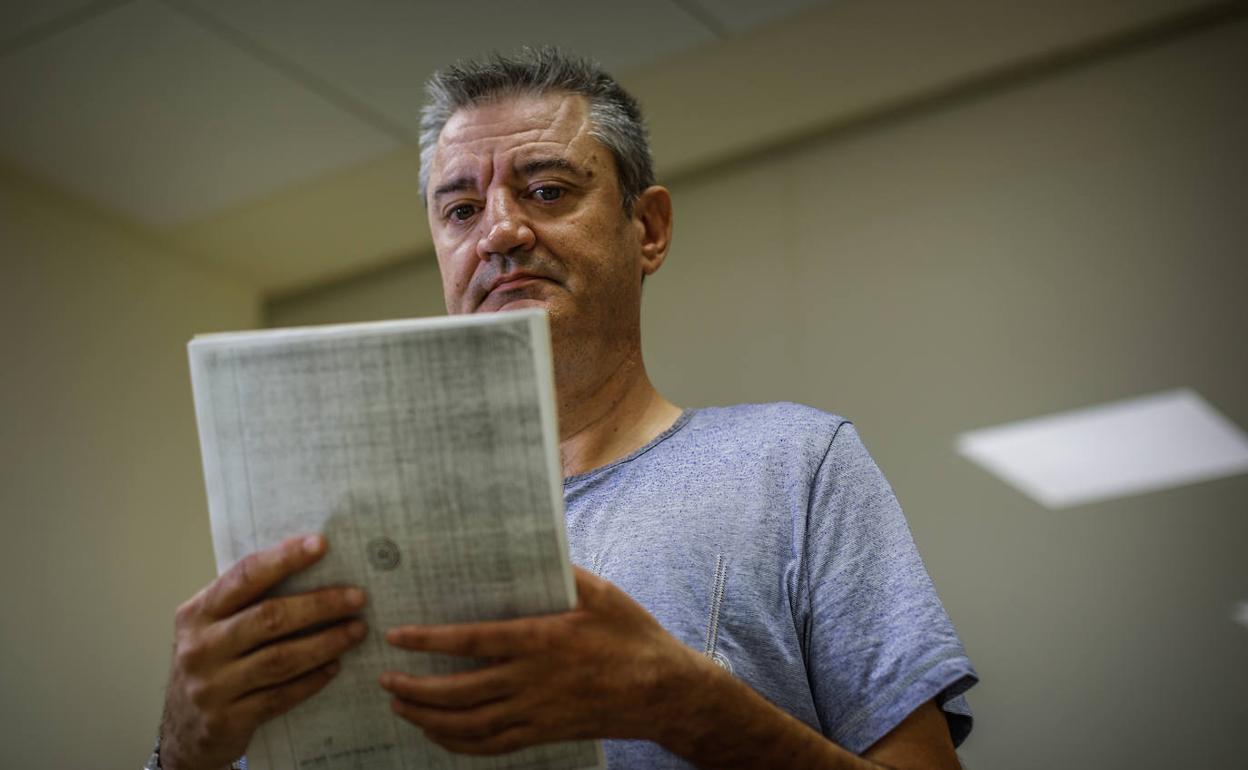 Este ex guardia civil posa con la orden ministerial que le concende el reconocmiento de la medalla roja por el servicio prestado.