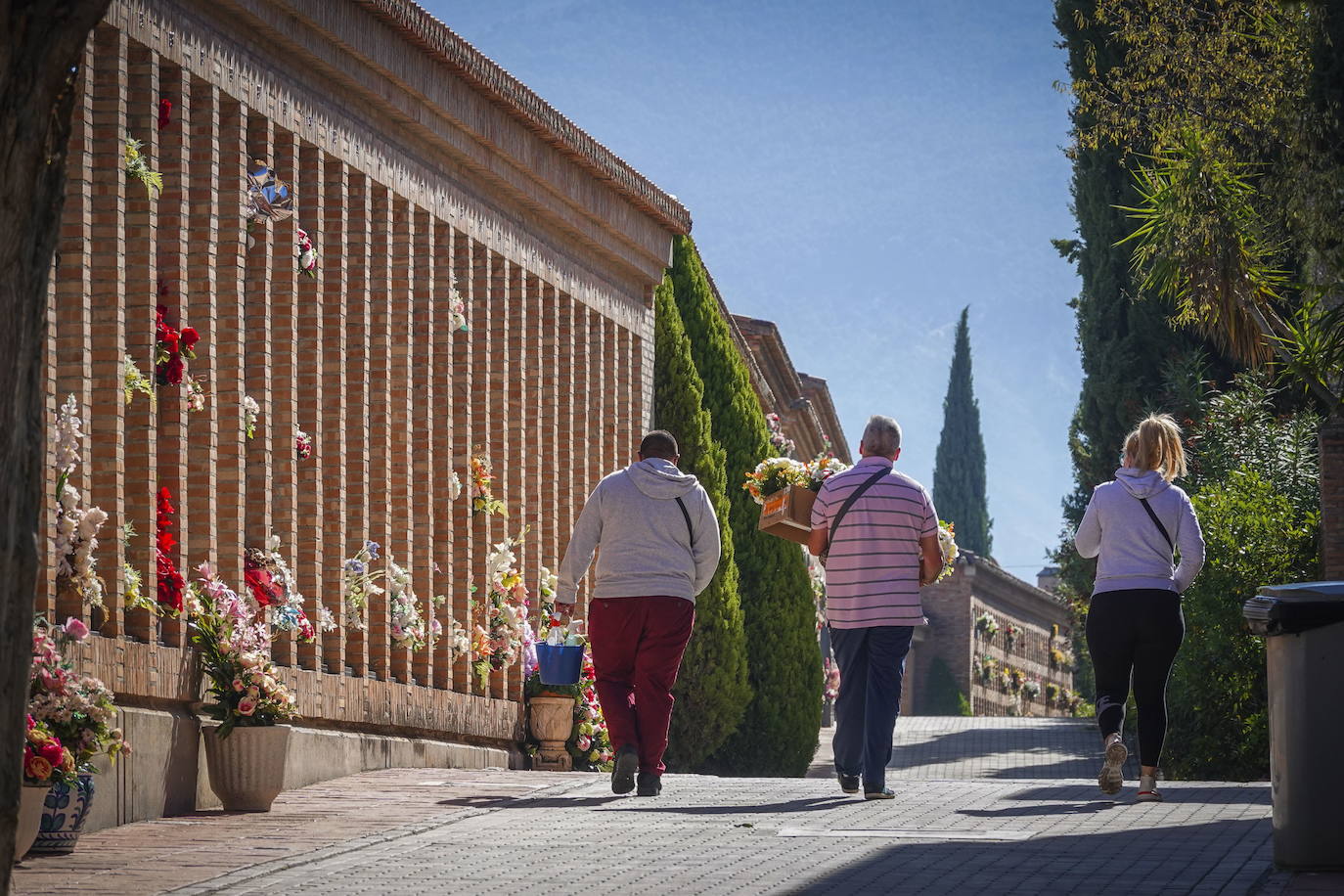 Ambiente en el cementerio de Granada en el día de Todos los Santos.