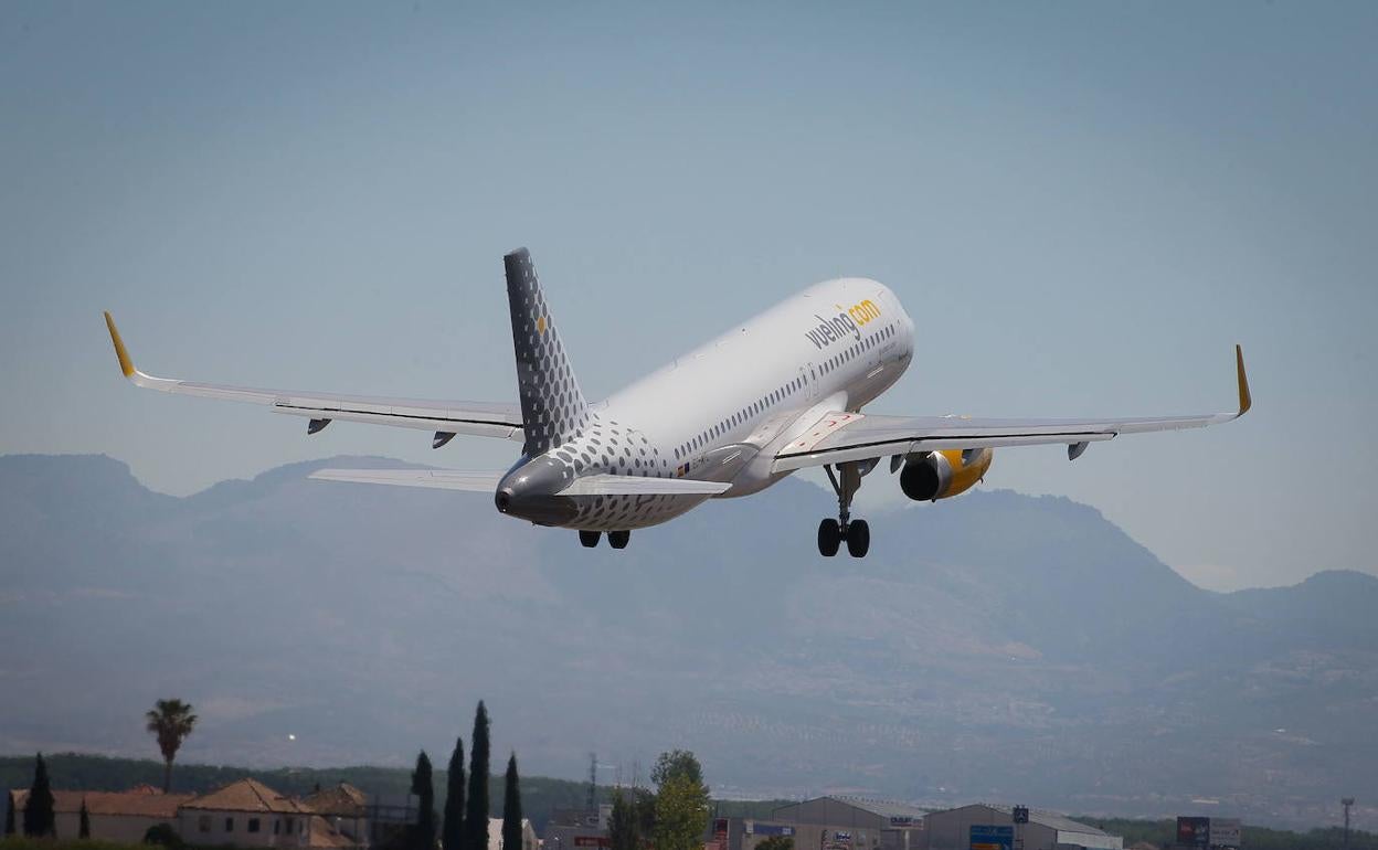 Un avión de Vueling despega del aeropuerto de Granada.