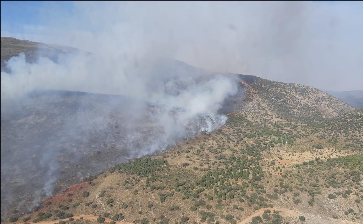 Incendio forestal en el paraje de la Cruz de la Sierra de Gádor, ya extinguido.