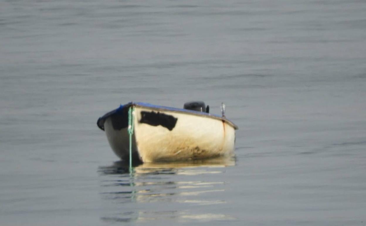 Una de las embarcaciones localizadas estos días en aguas de Almería, ya vacía. 