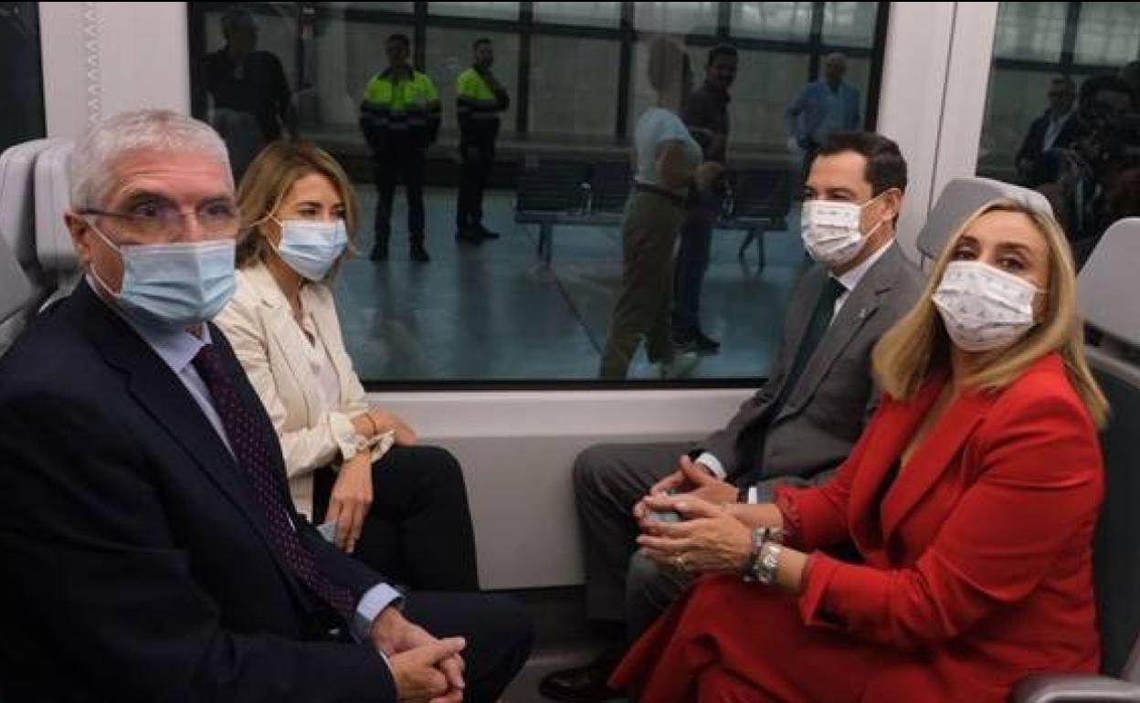 El presidente andaluz y la consejera de Fomento (derecha), en el Trambahía. 