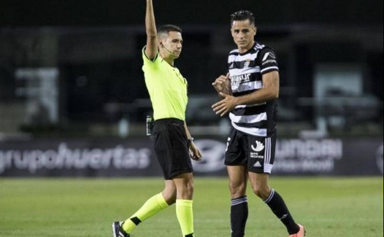 Hernández Maeso señala un fuera de juego en un partido del Cartagena. 