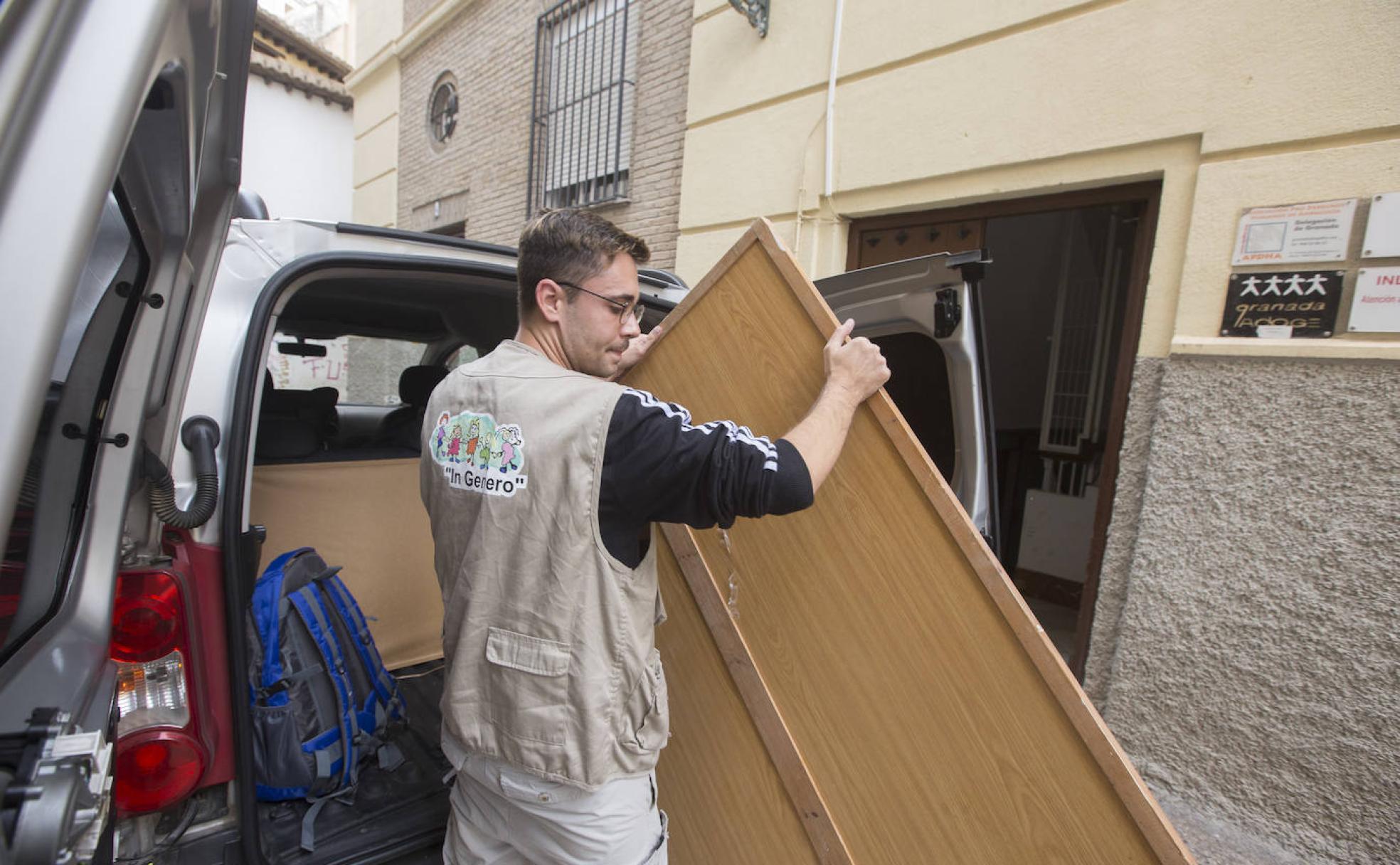 Un voluntario de una de las ONGs carga enseres en una furgoneta.
