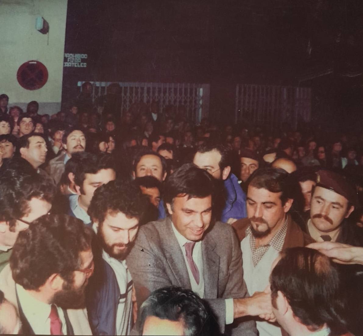 Imagen secundaria 1 - La plana mayor de los socialistas granadinos de la época arropando a Felipe en el mitin de Bib-Rambla, un mitin anterior en Baza y el cartel con el mítico lema del 82 ¡Por el cambio'. 