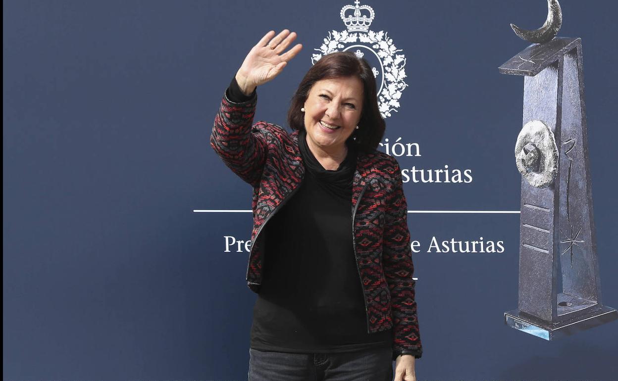 Carmen Linares posa a su llegada a Oviedo, donde hoy recibirá el Premio Princesa de Asturias de las Artes. 