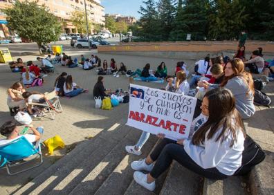 Imagen secundaria 1 - Los fieles de Maka aguardan la apertura de puertas.
