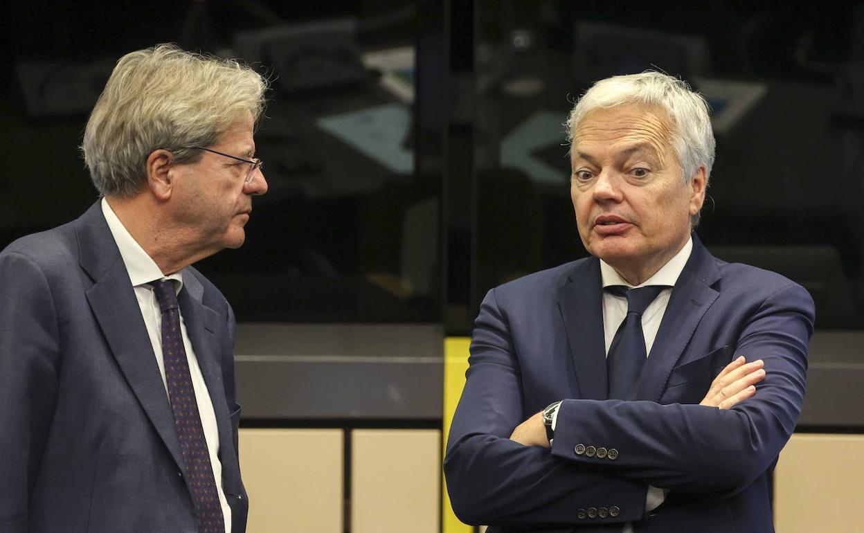 El comisario de Justicia, Didier Reynders -a la derecha-, junto al comisario de Economía, Paolo Gentiloni.