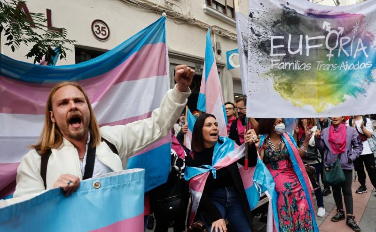 Manifestación convocada por la Plataforma Trans frente a la sede del PSOE este viernes. 