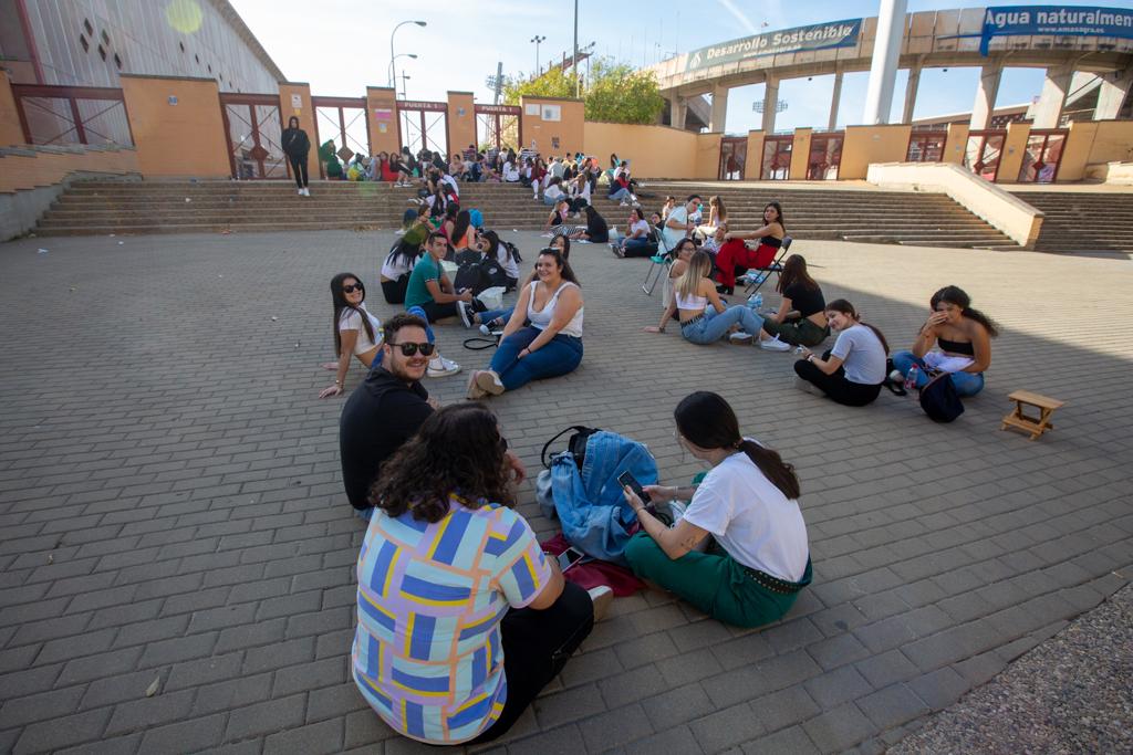 Los seguidores del artista urbano pasan la mañana de viernes en los aledaños 