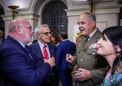 Imagen secundaria 1 - Jerónimo de Gregorio conversa con algunos de los asistentes a su acto de despedida.