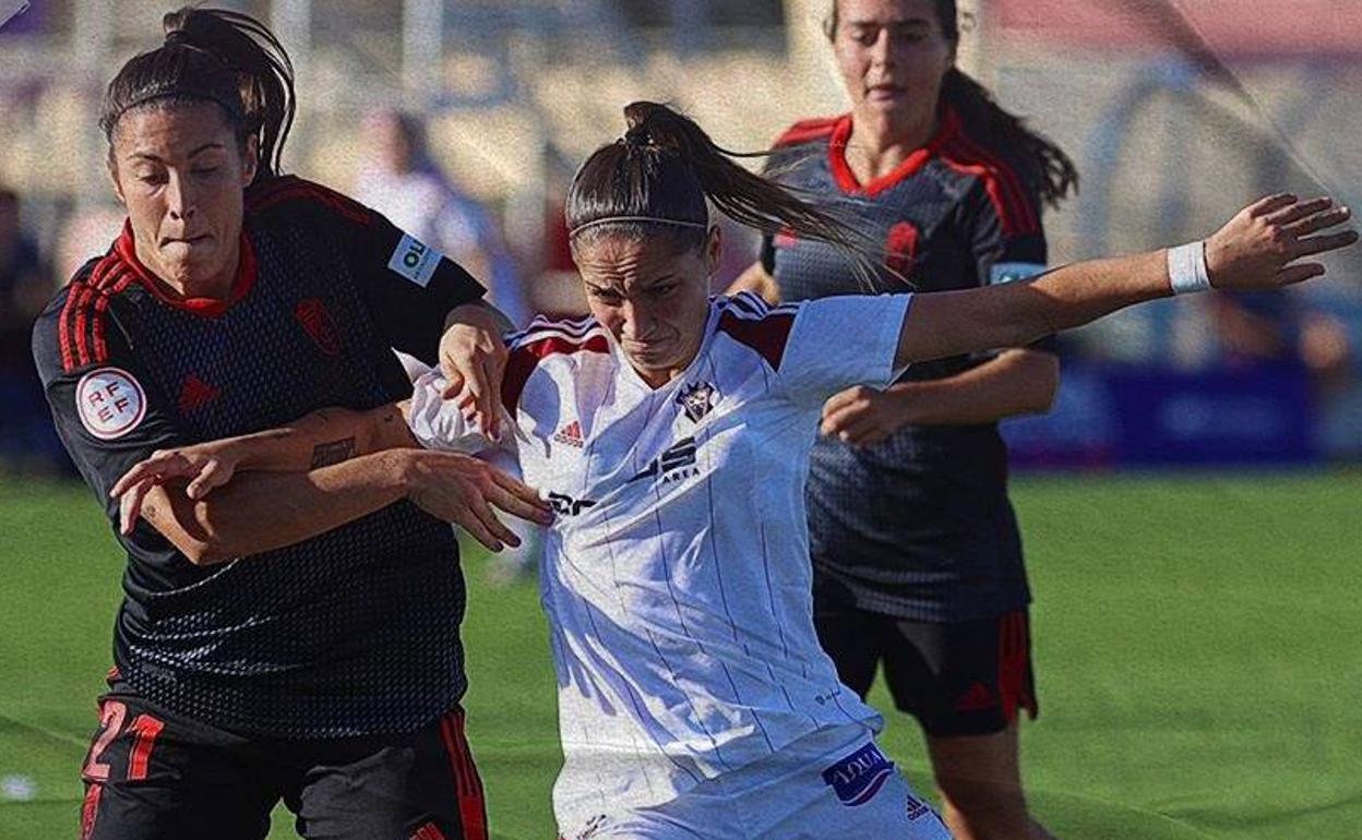 Postigo se esfuerza para frenar el avance de una jugadora del Albacete. 