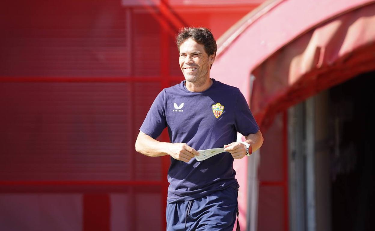 Rubi, sonriente, salta al campo para preparar el entrenamiento. 