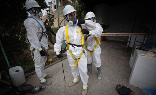 Trabajadores se preparan para la retirada.