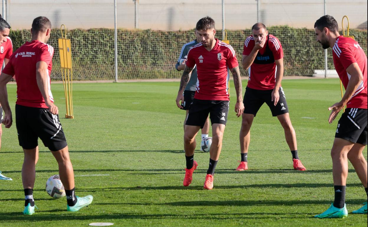 Rondos en el penúltimo entrenamiento del equipo antes de jugar en Cartagena. 