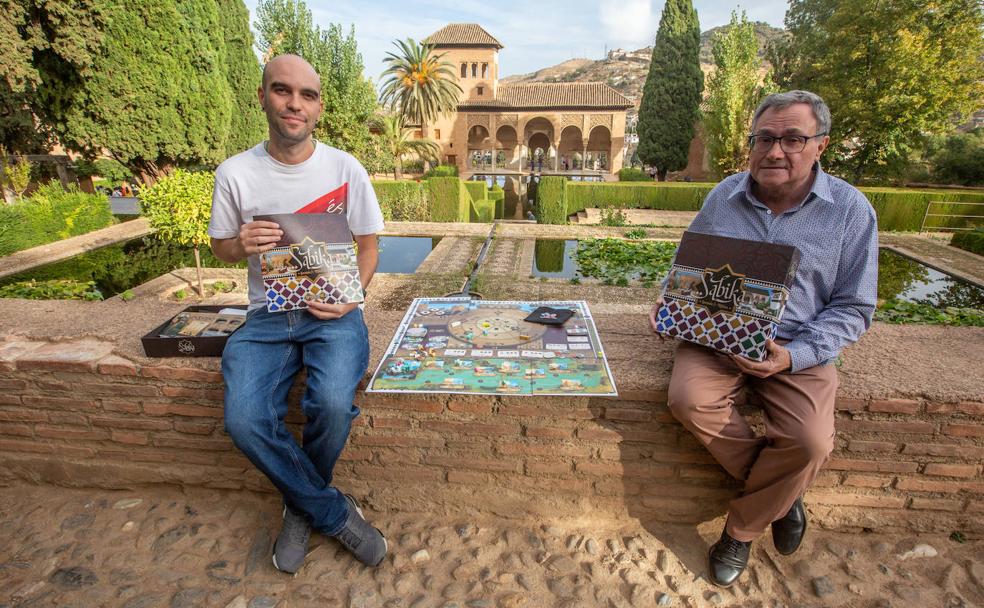 Germán P. Millán y José Miguel Puerta Vílchez preparan 'Sabika' en el Partal, en la Alhambra.