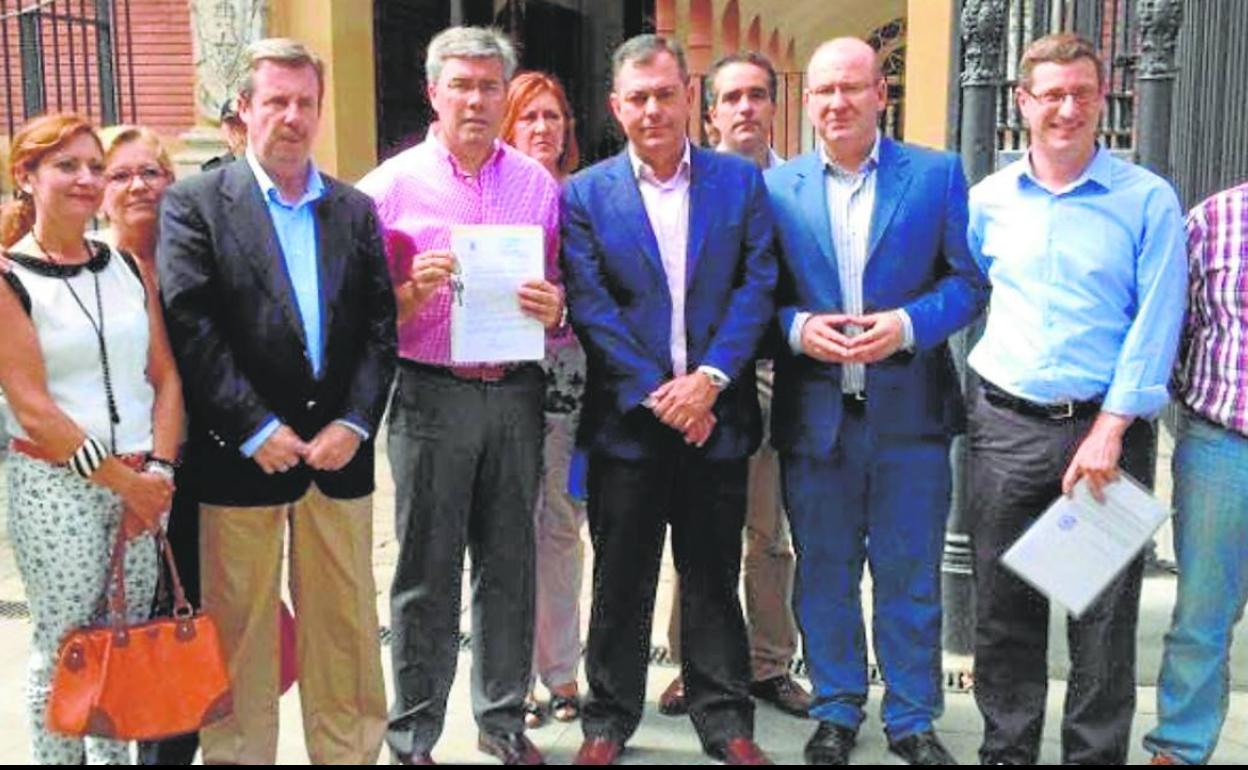 En el centro, con las llaves del tranvía, el entonces alcaldes de Jaén, a las puertas de San Telmo en 2013, y a la derecha, el actual delegado de Fomento de la Junta, encargado ahora de ponerlo en marcha. 